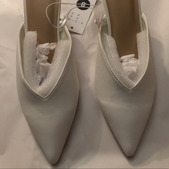 Women's Aleksa Low Vamp Kitten Heeled Mules - Picture 5 of 8